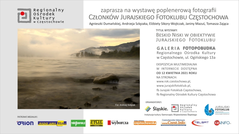 Plakat - ROK Częstochowa, zaprasza na wystawę poplenerową fotografii Członków Jurajskiego Fotoklubu Częstochowa. Tekst alternatywny poniżej.