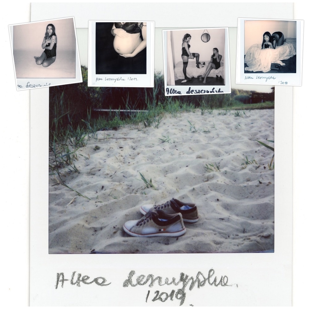 Zdjęcie butów na piasku. Miniaturowe zdjęcia kobiet w scenach intymnych autorstwa Altei Leszczyńskiej.