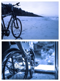 Na pierwszej fotografii widoczny  jest rower. Na drugiej fotografii widoczna jest osoba na wózku inwalidzkim. Oba zdjęcia pokazane są przez niebieski filtr.