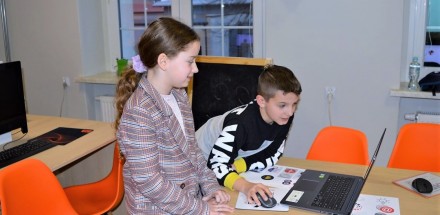 Warsztaty z grafiki komputerowej - uczestnicy pracują przed laptopem.