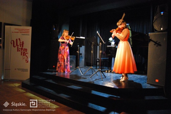 Wieczór Muzyki Kameralnej - koncert skrzypiec, dwie kobiety na scenie.