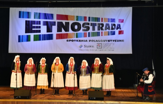Kobiety w strojach ludowych śpiewają na scenie. W tle napis Etnostrada.