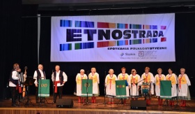 Pokaz muzyki i śpiewu jednej z grup ludowych biorących udział w festiwalu, zdjęcie sceny.