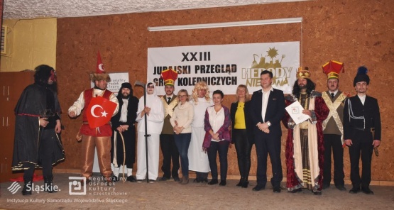 Zdjęcie na zakończenie konkursu - grupa przebrana za króli, strażników, obok stoją organizatorzy Herodów 2020.