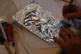 Odrysowana forma w folii aluminiowej.