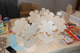 Praca plastyczna - drewniane kwiaty.