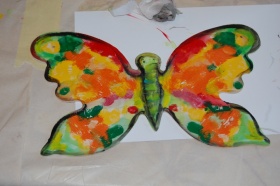 Praca plastyczna - kolorowy motyl - technika farb akwarelowych.
