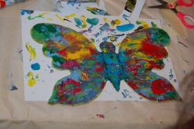 Praca plastyczna - kolorowy motyl pomalowany farbami akwarelowymi.