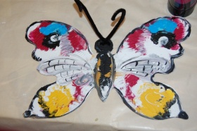 Motyl pomalowany farbami - jedna z prac plastycznych wykonana w ramach warsztatów plastycznych.