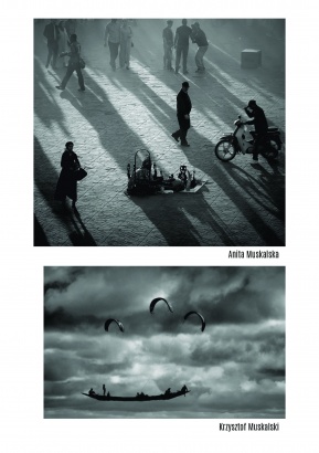 Anita Muskalska - zdjęcie ludzi na ulicy. Na środku leży sterta rzeczy. Krzysztof Muskalski - zdjęcie platformy na spadochronach. Na platformach znajdują się ludzie. Oba zdjęcia są czarno-białe.