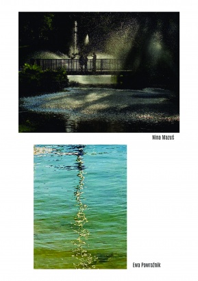 Nina Mazuś – fotografia mostu z trójką ludzi na nim. Przed i za mostem widoczne fontanny. W około dużo zieleni i kropli wody. Ewa Powroźnik – fotografia wody z rozmazanym odbiciem czegoś na środku.