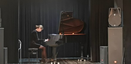 Kobieta gra na fortepianie
