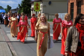 Korowód - spacerujące kobiety w brzoskwnionowych i w złotych sukniach