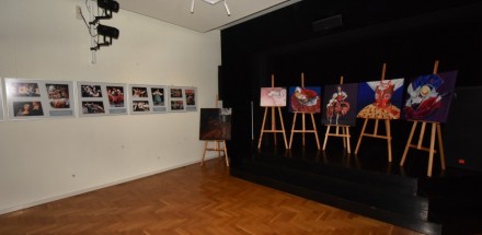 Wystawa obrazów umieszczonych na sztalugach oraz zdjęć zawieszonych na ścianie przedstawiających klimaty Śląska.