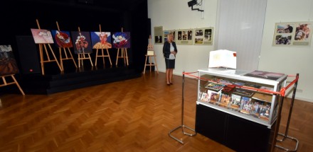 Panorama sali na której odbywa się wystawa - widoczne książki o tematyce Śląska oraz zdjęcia i obrazy ze śląskimi motywami.