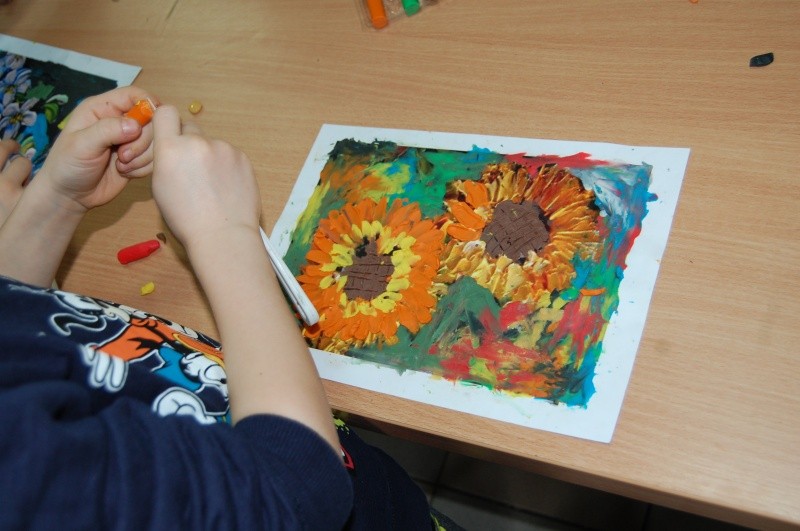 Praca plastyczna - żółto-pomarańczowe kwiaty pomalowane farbami akwarelowymi.