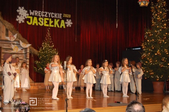 Przedstawienie Jasełek - występ dziewczynek przebranych za aniołki. 
