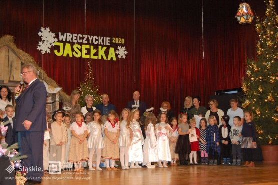 Zdjęcie grupowe dzieci biorących udział w przestawieniu oraz ich opiekunów- wykonane na scenie.