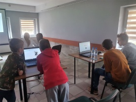 Uczestnicy zajęć w trakcie zajęć praktycznych grafiki komputerowej. 