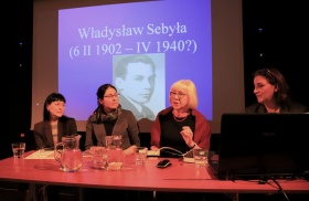 Organizatorzy spotkania zasiadający przy stole w trakcie dyskusji z uczestnikami spotkania poświęconego Władysławowi Sebyła.