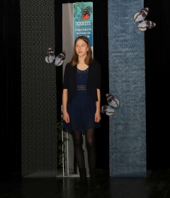 Uczestniczka konkursu w trakcie recytowania poezji na scenie w ROK Częstochowa.
