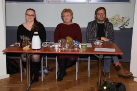 Jury konkursu siedzące przy stole.