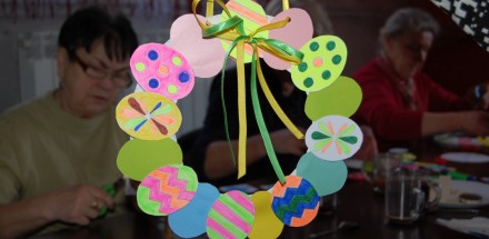 Praca plastyczna wykonana przez uczestników warsztatów- zawieszka w formie kolorowych jajek wielkanocnych wykonanych z papieru.