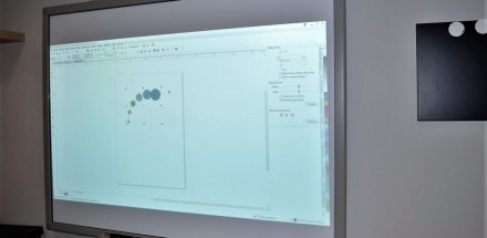 Ekran projekcyjny - wykład z grafiki komputerowej.