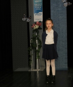 Recytowanie poezji przez uczestniczkę stojącą na scenie.