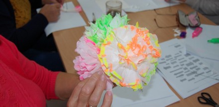 Zbliżenie na kolorowe kwiaty z papieru stworzone w ramach zajęć plastycznych.