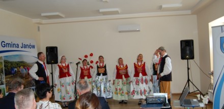 Występ grupy tańca ludowego podczas otwarcia Centrum Usług Społecznościowych.