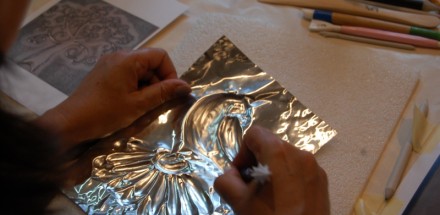 Zbliżenie na pracę wykonaną przez uczestniczkę warsztatów plastycznych - srebrny kwiat.