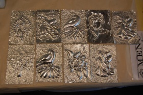 Prace plastyczne - wykonywane na srebrnej podkładce, przedstawiające kwiaty.