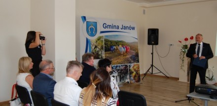 Widok na salę podczas prezentacji, w tle banner Gminy Janów.