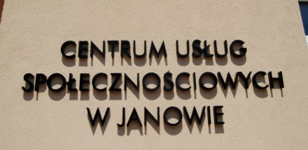 Napis na budynku - Centrum Usług Społecznościowych w Janowie.