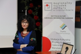 Jolanta Rycerska w trakcie przemowy - w tle roll-up Regionalnego Ośrodka Kultury w Częstochowie.