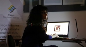 Jolanta Rycerska podczas wykładu z fotografii.
