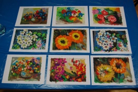 Zdjęcie prac wykonanych w ramach warsztatów - rysunki kolorowych kwiatów.