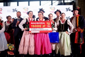 Zespół ludowy trzymający Nagrodę - 15000 za zajęcie I miejsca w Konkursie Artystycznym.