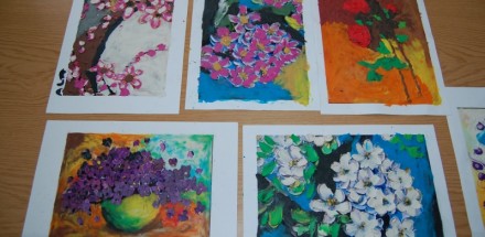 Prace plastyczne wykonane w ramach warsztatów - kolorowe kwiaty.