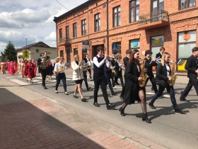Korowód - orkiestra dęta przechodzi ulicami miasta