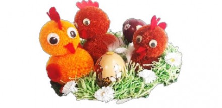 Grafika promująca Międzypowiatowy Konkurs na Koszyczek Wielkanocny - Konopiska. Trzy kurczaki wykonane z gąbki znajdują się wokół jajka ułożonego na trawie, obok stokrotki.