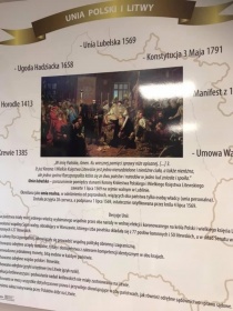 Plakat z podkreślonymi najważniejszymi datami dotyczącymi Unii Polsko-Litweskiej. 