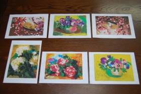 Zdjęcie prac wykonanych kredkami przez uczestników zajęć plastycznych - kolorowe kwiaty.