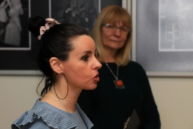 Zbliżenie na fotografkę i dyrektorką ROK-u. Fotografka mówi a jej twarz jest skierowana na widownię.
