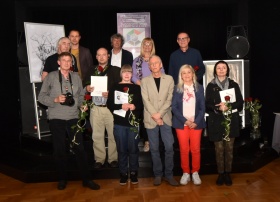 Zdjęcie grupowe laureatów konkursu z organizatorami - w tle roll-up Cyberfoto.