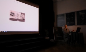 Organizator prezentuje na ekranie projekcyjnym przybyłym gościom jedno ze zdjęć.