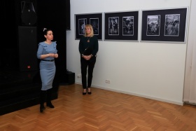Dyrektorka ROK-u wraz z Edytą Pilichowską na tle fotografii na ścianie. Obok nich znajduje się czarna kotara.