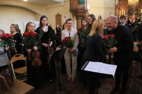 Wręczenie kwiatów członkom orkiestry.