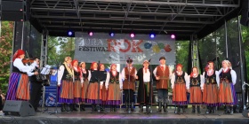 Zrspół Kiepisko wykonuje swój utwór folklorystyczny na scenie
